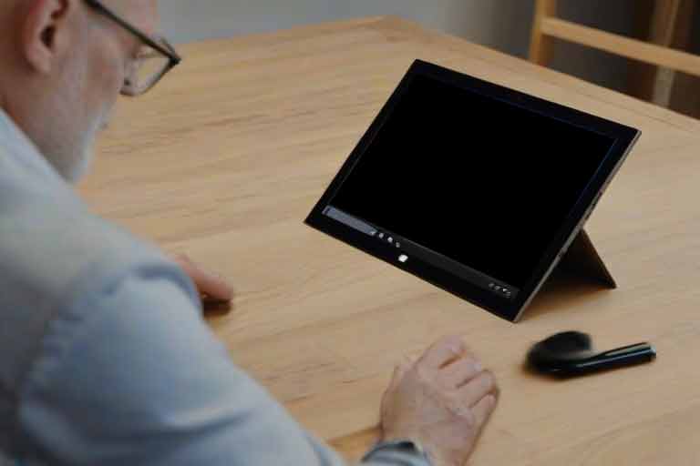 Cómo solucionar una Microsoft Surface Book 2 con pantalla oscura y fallos a la hora de cargar